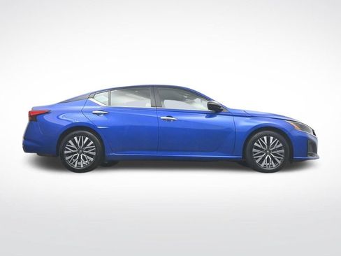 Used 2025 Nissan Altima 2.5 SV FWD image 39