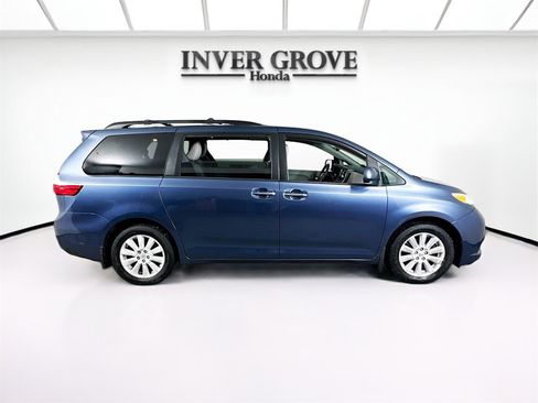 Used 2017 Toyota Sienna XLE image 4