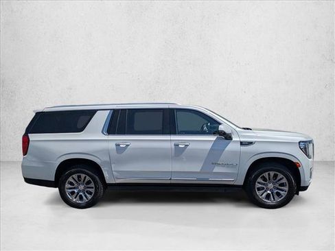 Used 2022 GMC Yukon XL Denali AWD/4WD image 4
