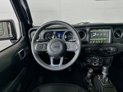 Used 2023 Jeep Wrangler Unlimited Sahara AWD/4WD image 17
