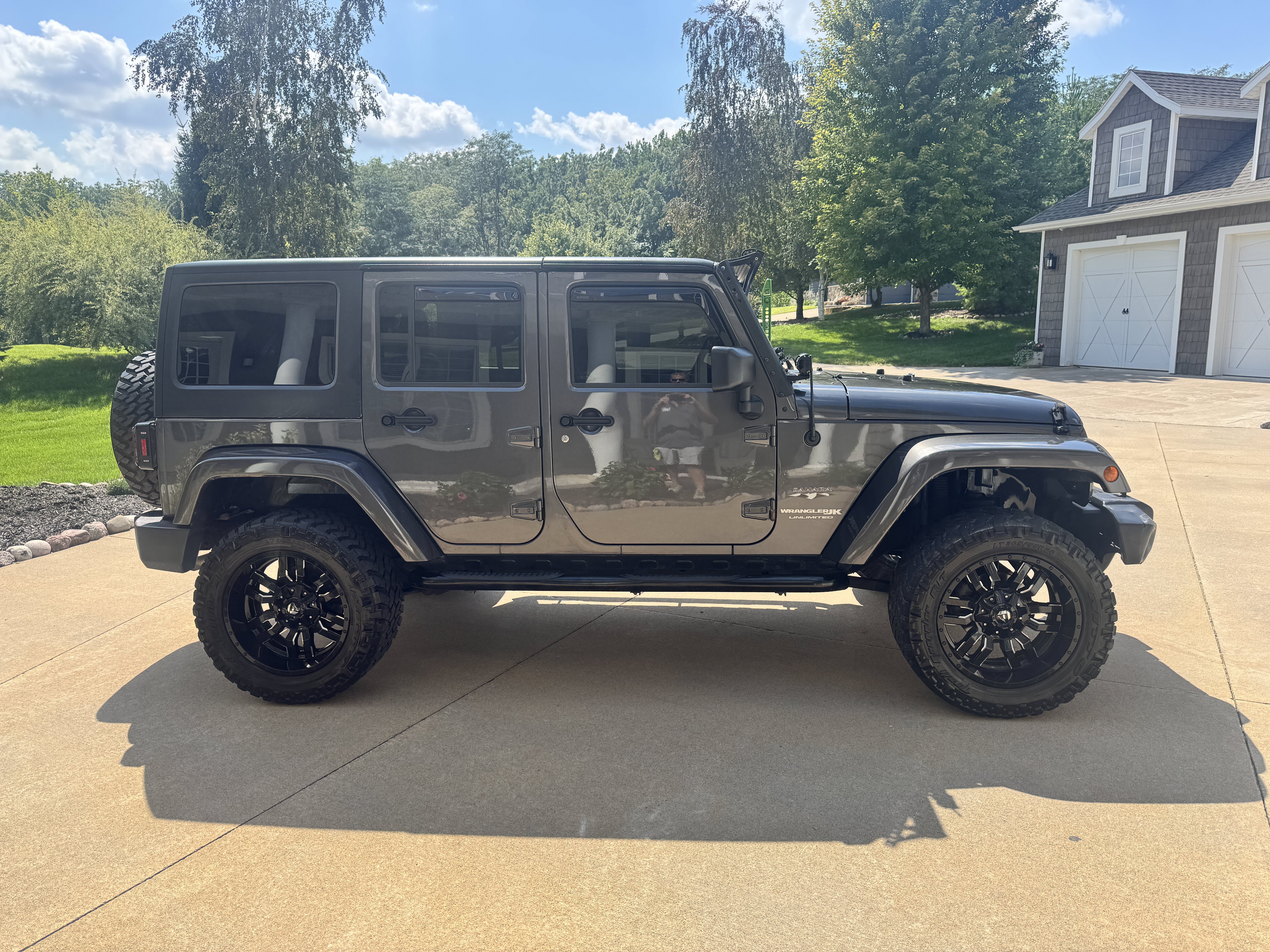 Used 2018 Jeep Wrangler Unlimited Sahara w/ Connectivity Group AWD/4WD image 6