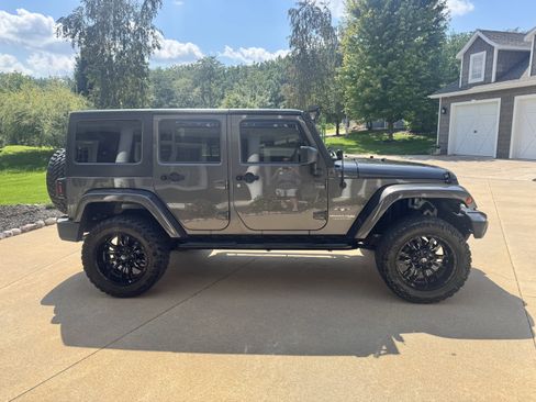 Used 2018 Jeep Wrangler Unlimited Sahara w/ Connectivity Group AWD/4WD image 6
