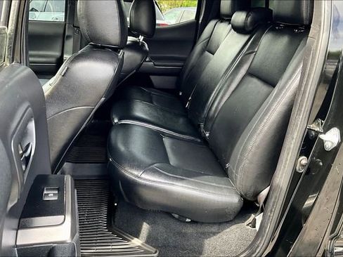 Used 2022 Toyota Tacoma TRD Off-Road image 8