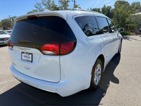 Used 2017 Chrysler Pacifica Touring-L Plus FWD image 7