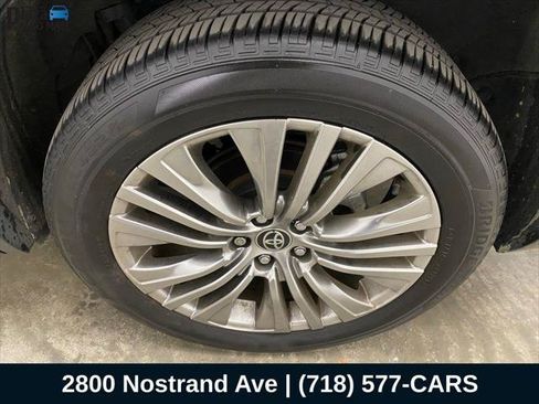 Certified 2023 Toyota Venza XLE AWD/4WD image 13