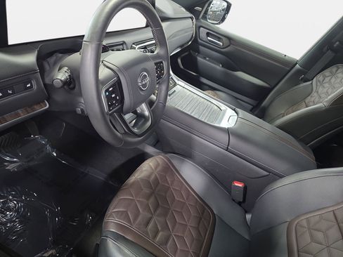 Used 2025 Nissan Armada Platinum Reserve AWD/4WD image 16