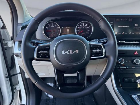 Used 2024 Kia Carnival LX image 27