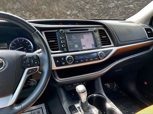 Used 2019 Toyota Highlander Limited image 6