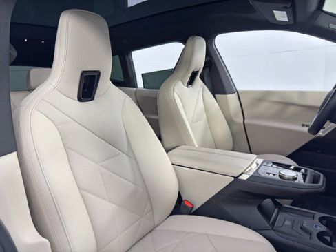 Used 2024 BMW iX xDrive50 w/ Sport Package image 39