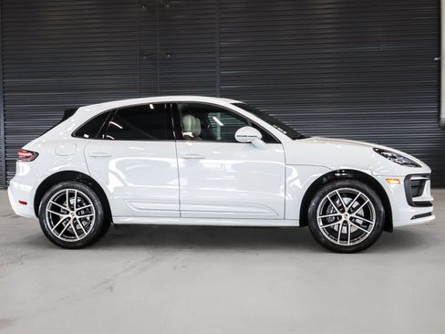 Certified 2022 Porsche Macan image 11