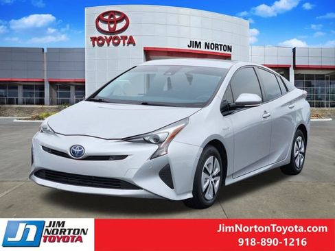 Used 2018 Toyota Prius Two w/ Prius Two Safety Plus Package FWD image 4
