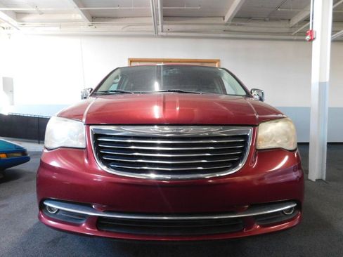 Used 2013 Chrysler Town & Country Touring-L w/ Driver Convenience Group FWD image 10