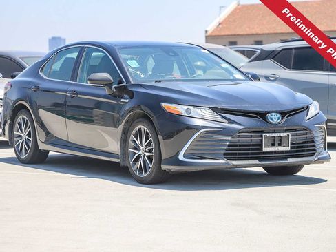 Used 2021 Toyota Camry XLE FWD image 3