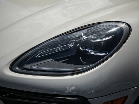 Certified 2023 Porsche Macan S AWD/4WD image 24