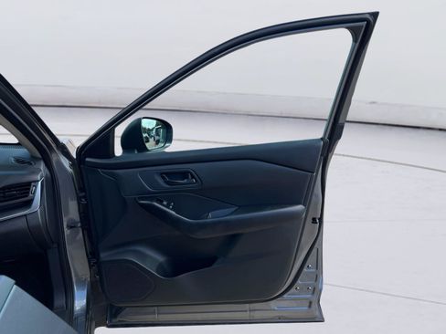 Used 2025 Nissan Rogue S FWD image 19
