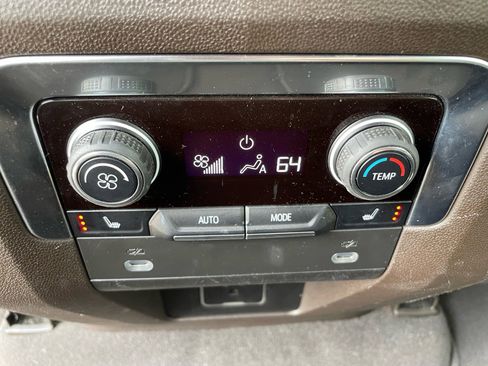 Used 2022 Chevrolet Suburban LT w/ Luxury Package RWD image 18