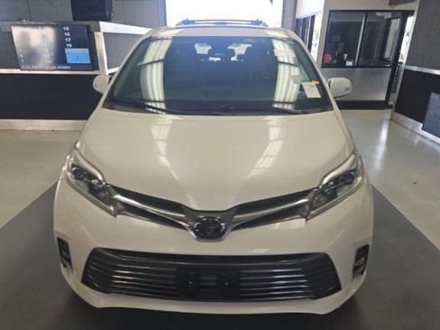Used 2020 Toyota Sienna Limited FWD image 2