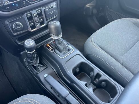 Used 2025 Jeep Wrangler Unlimited Sahara image 25