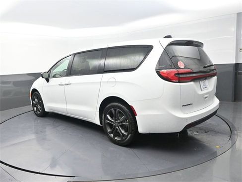New 2026 Chrysler Pacifica Select image 5