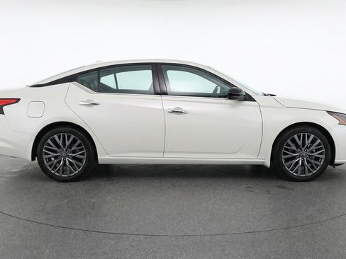Used 2025 Nissan Altima 2.5 SV FWD image 11