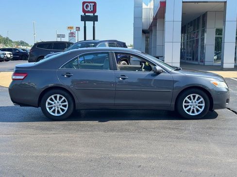 Used 2011 Toyota Camry XLE w/ SE/XLE Extra-Value Pkg FWD image 2