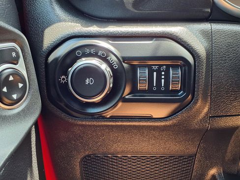 Used 2019 Jeep Wrangler Unlimited Sahara AWD/4WD image 11
