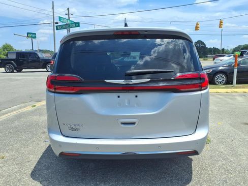 Used 2023 Chrysler Pacifica Touring-L FWD image 3