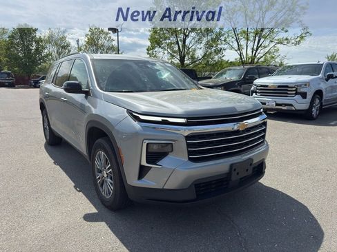 Used 2025 Chevrolet Traverse LT image 2