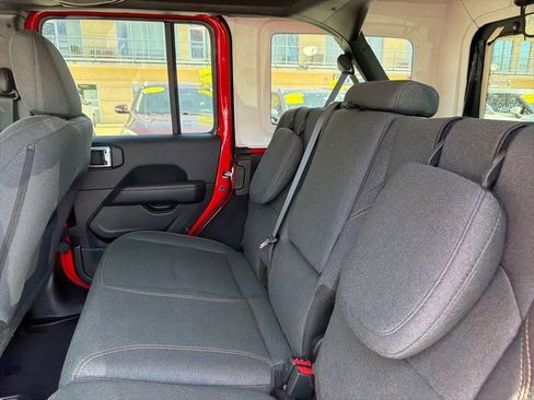 Used 2025 Jeep Wrangler Unlimited Sahara AWD/4WD image 18
