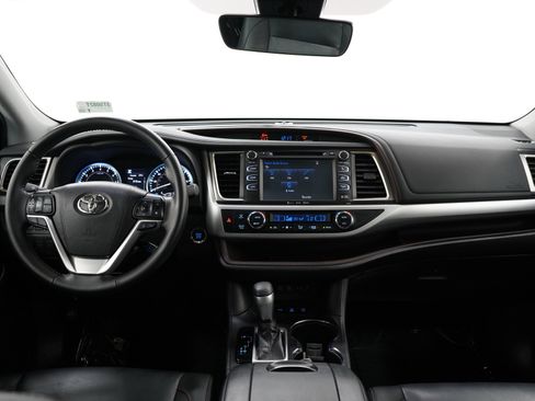 Used 2019 Toyota Highlander XLE AWD/4WD image 17