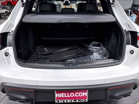 Used 2026 Porsche Macan AWD/4WD image 37