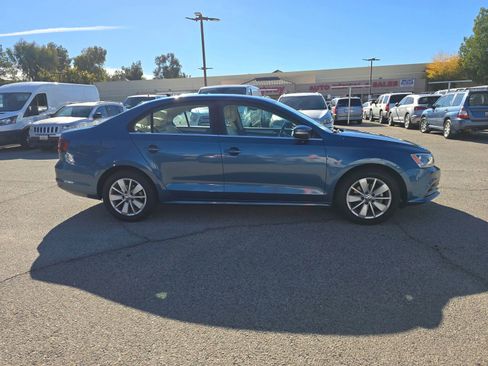 Used 2016 Volkswagen Jetta SE image 4