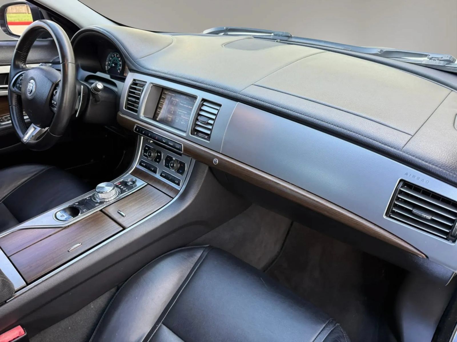 Used 2012 Jaguar XF RWD image 18