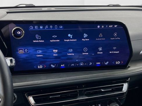 Used 2025 Chevrolet Traverse LT image 17
