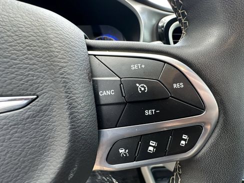 Used 2024 Chrysler Pacifica Touring-L FWD image 18