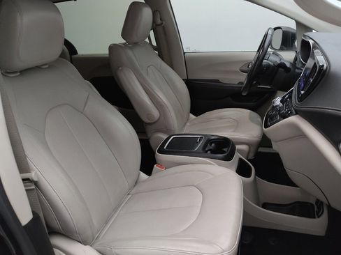 Used 2021 Chrysler Pacifica Touring-L FWD image 21