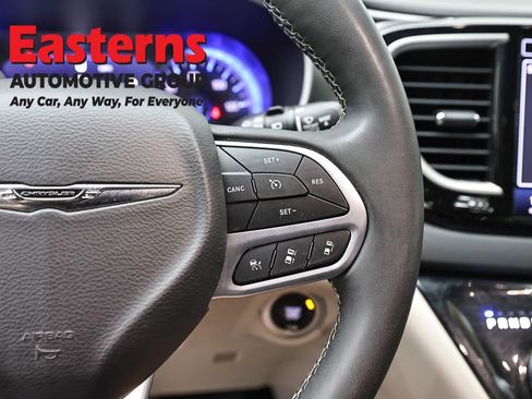 Used 2023 Chrysler Pacifica Touring-L FWD image 16