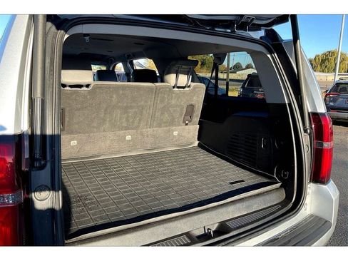 Used 2018 Chevrolet Suburban LT image 11