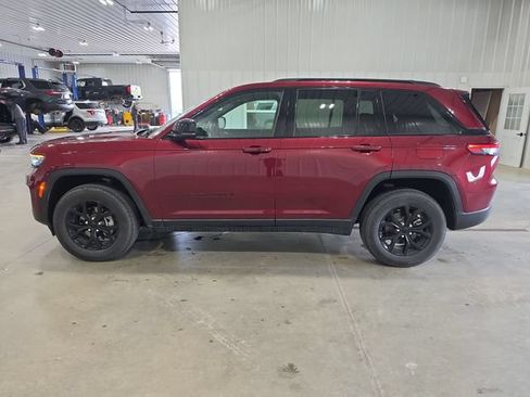 Used 2025 Jeep Grand Cherokee Altitude AWD/4WD image 5