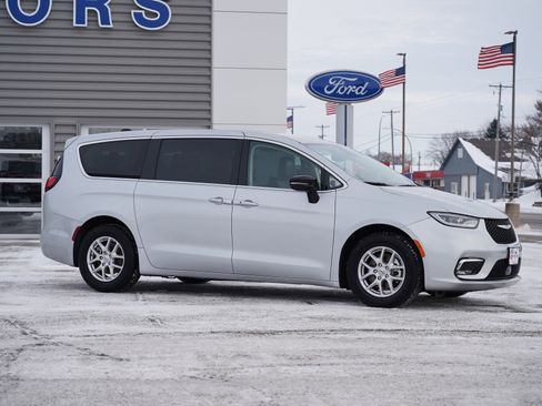 Used 2024 Chrysler Pacifica Touring-L image 2