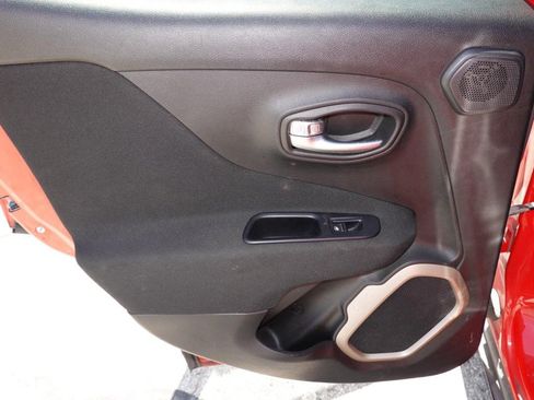 Used 2015 Jeep Renegade Latitude w/ Popular Equipment Group FWD image 18