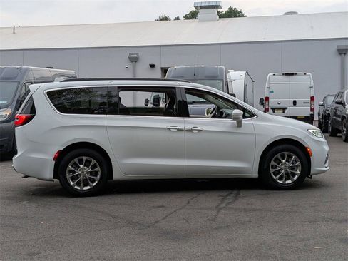 Certified 2022 Chrysler Pacifica Touring-L image 2