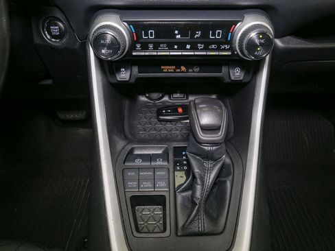 Used 2021 Toyota RAV4 XLE AWD/4WD image 27