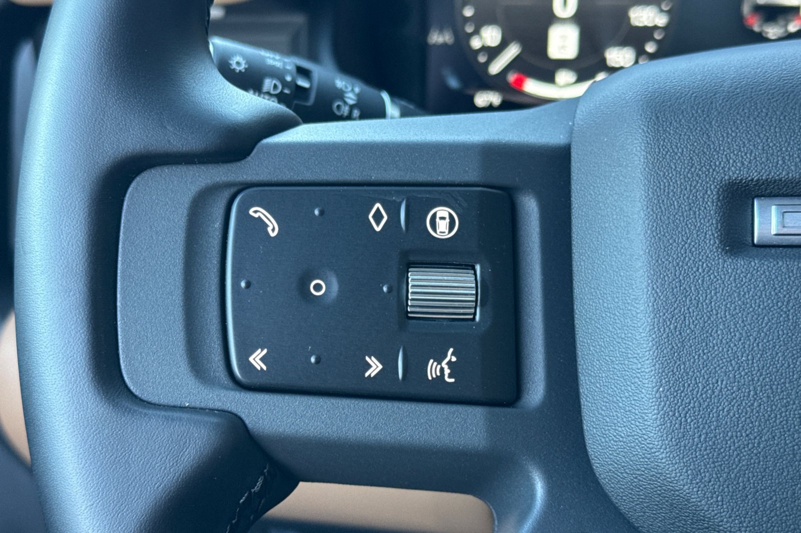 Certified 2026 Land Rover Defender 110 X-Dynamic SE AWD/4WD image 27