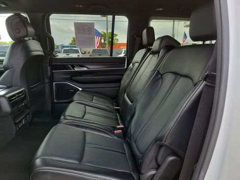 Used 2024 Jeep Wagoneer L Series II w/ Flexible Seating Group AWD/4WD image 17
