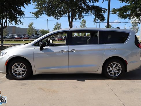 Used 2024 Chrysler Pacifica Touring-L FWD image 7