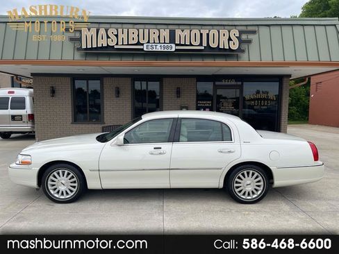 Used 2003 Lincoln Town Car Executive RWD image 1