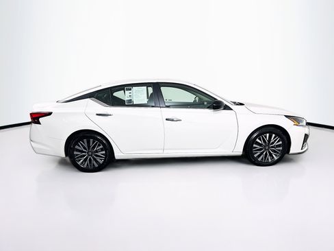 Used 2025 Nissan Altima 2.5 SV FWD image 10