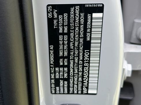 Certified 2025 Porsche Macan AWD/4WD image 32