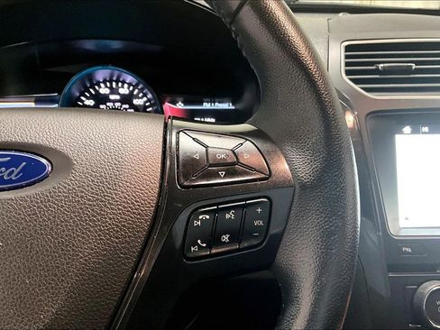 Used 2018 Ford Explorer XLT w/ XLT Appearance Package image 11